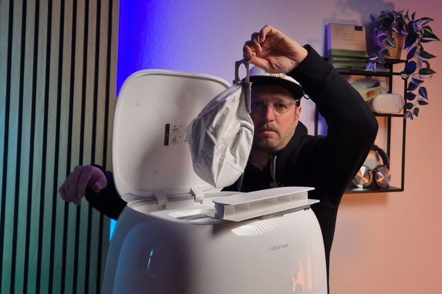 Der Einwegstaubbeutel wird aus der Servie-Station des Roborock Qrevo Curv 2 Pro im Test vom Experten herausgezogen und gezeigt.